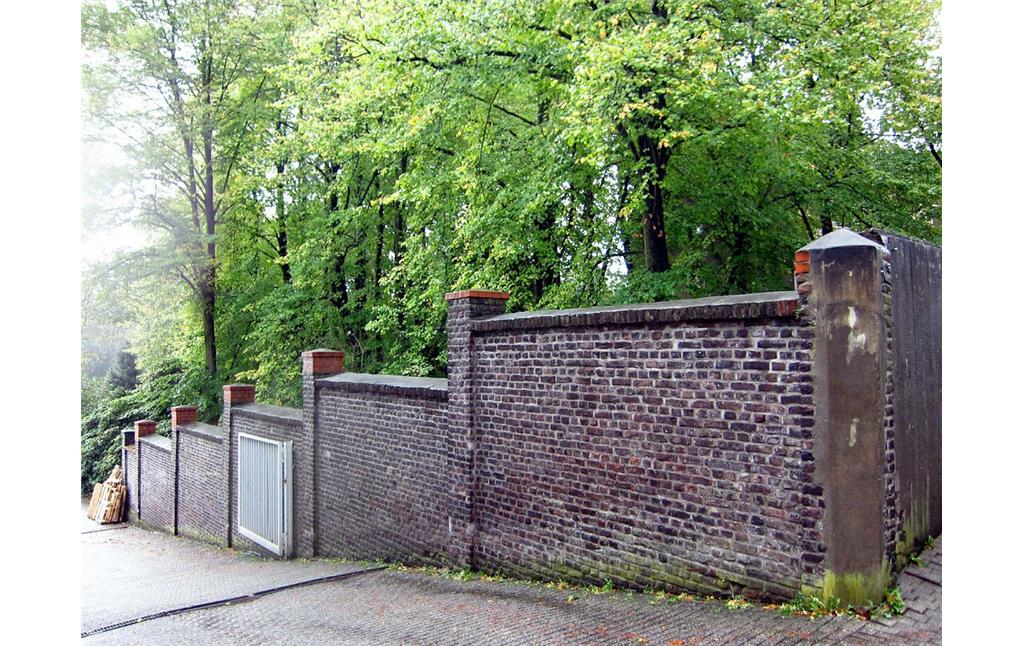 Jüdischer Friedhof Hiltrops Kamp in Essen-Steele, die Friedhofsmauer und die Eingangspforte (2011).