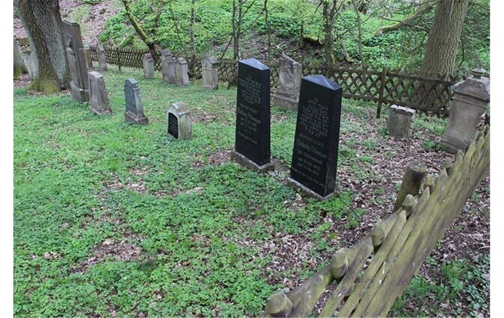 Grabsteine auf dem jüdischen Friedhof in Hottenbach (2021)
