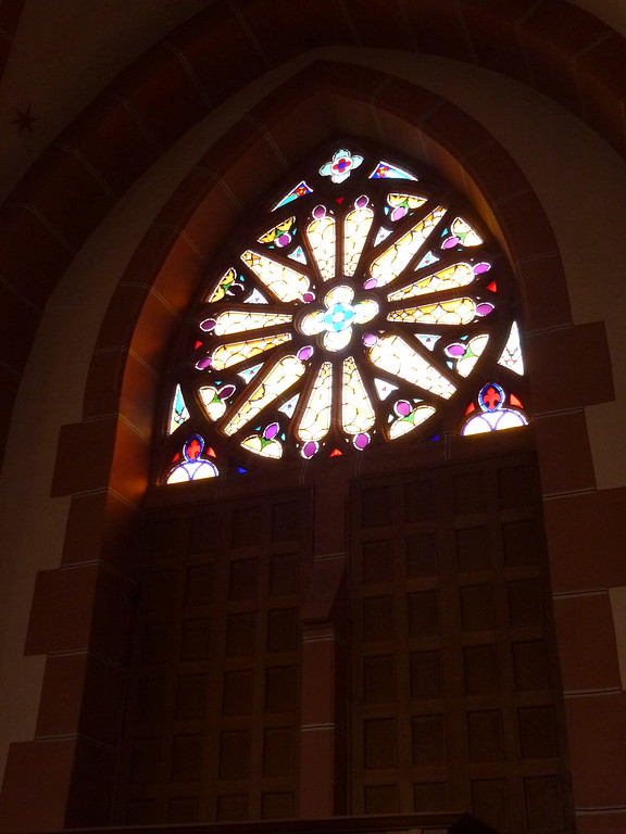 Fensterrose über einem Portal der Liebfrauenkirche in Oberwesel (2016).
