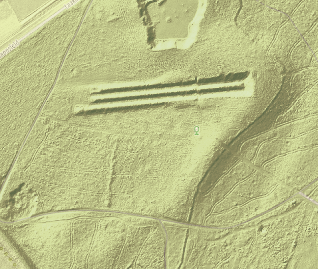Auf einem LIDAR-Geländescan sind die beiden Gräben des belgischen Schießstandes und die Erhebung der Sicheldüne (rechts im Bild) deutlich zu erkennen.