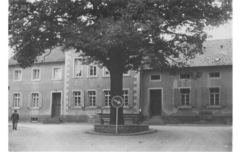 Historische Fotografie der Alten Schule und dem Backes in Waldlaubersheim (1962)