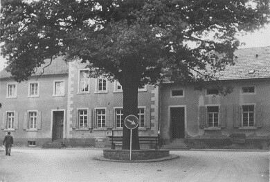 Historische Fotografie der Alten Schule und dem Backes in Waldlaubersheim (1962)