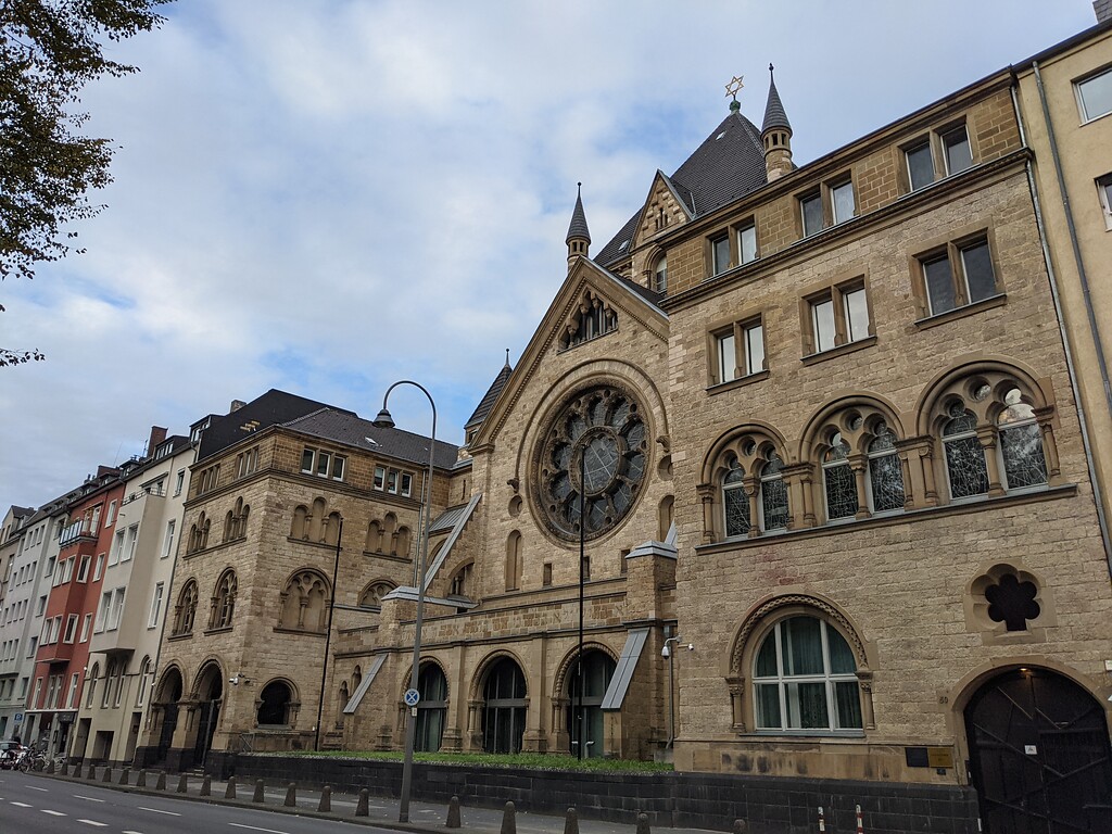 Blick auf die imposante Synagoge in der Roonstraße gegenüber des Rathenauplatzes in der Kölner Neustadt-Süd (2021).
