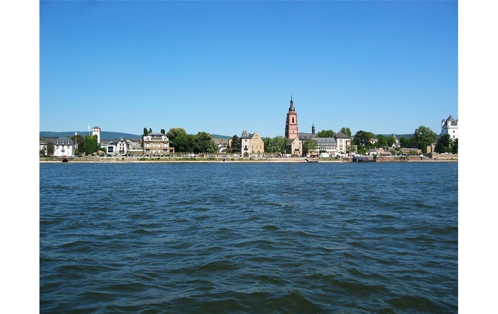 Blick vom Rhein auf Eltville