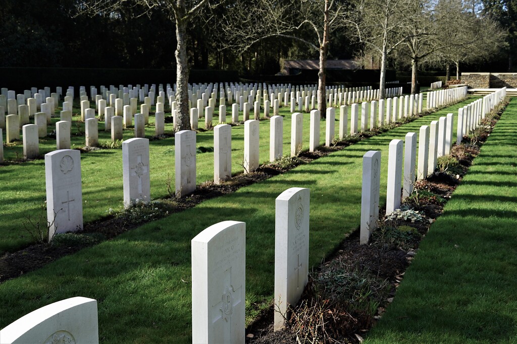 Soldatengräber auf dem Britischen Ehrenfriedhof auf dem Kölner Südfriedhof in Köln-Zollstock (2023).