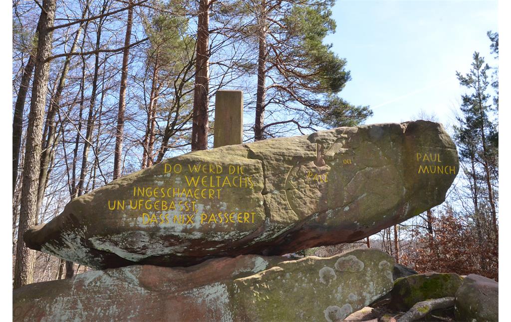 Landmarke und Vermessungspunkt "Pfälzer Weltachs" bei Waldleinigen (2013). Erkennbar ist die Inschrift mit einem Auszug aus dem Gedicht von Paul Münch.