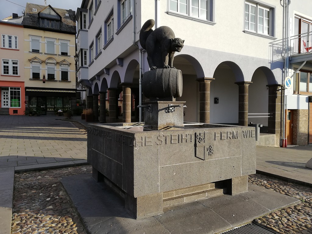 Brunnen Zeller Schwarze Katz auf dem Marktplatz in Zell an der Mosel (2019)