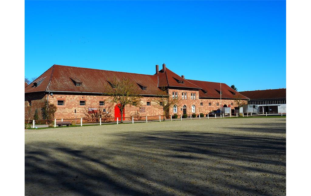 Ansicht des Haupt- und Verwaltungsgebäudes des Landgestüts Zweibrücken (2019)