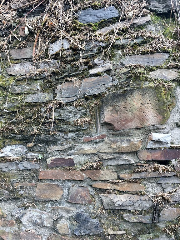 Fragmente vermutlich jüdischer Grabsteine in einer Stützmauer in der Allerheiligenbergstraße in Niederlahnstein (2016)