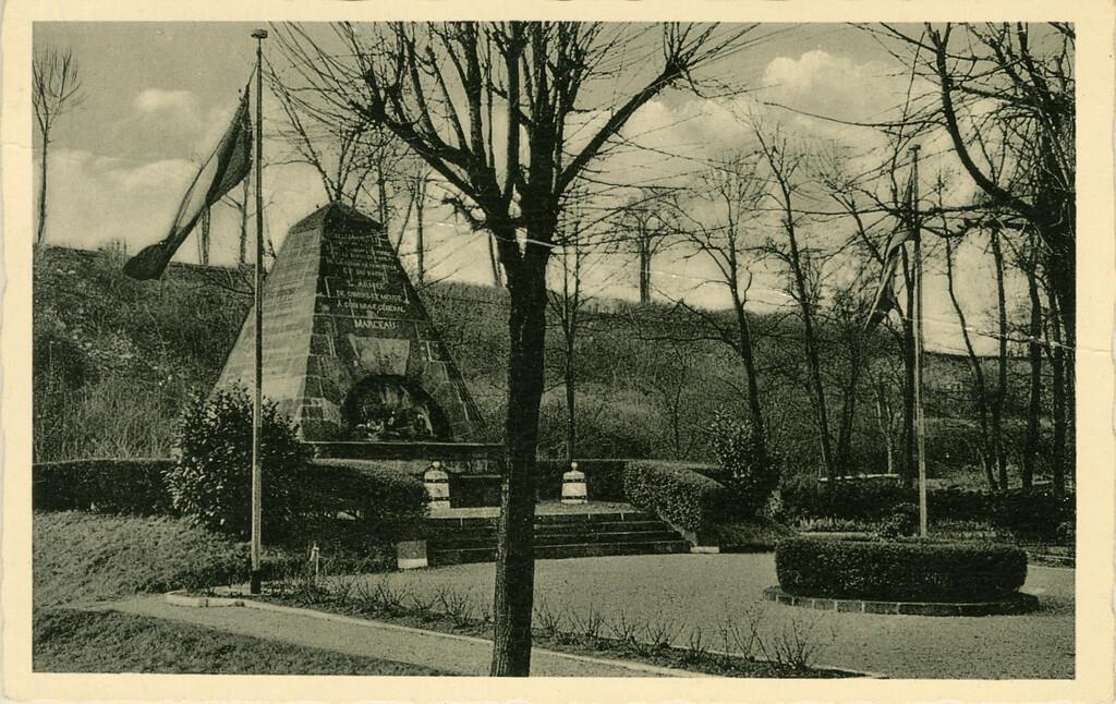 Historische Postkarte des Denkmals für General Marceau auf dem Friedhof französischer Soldaten in Koblenz-Lützel (gelaufen um 1927).
