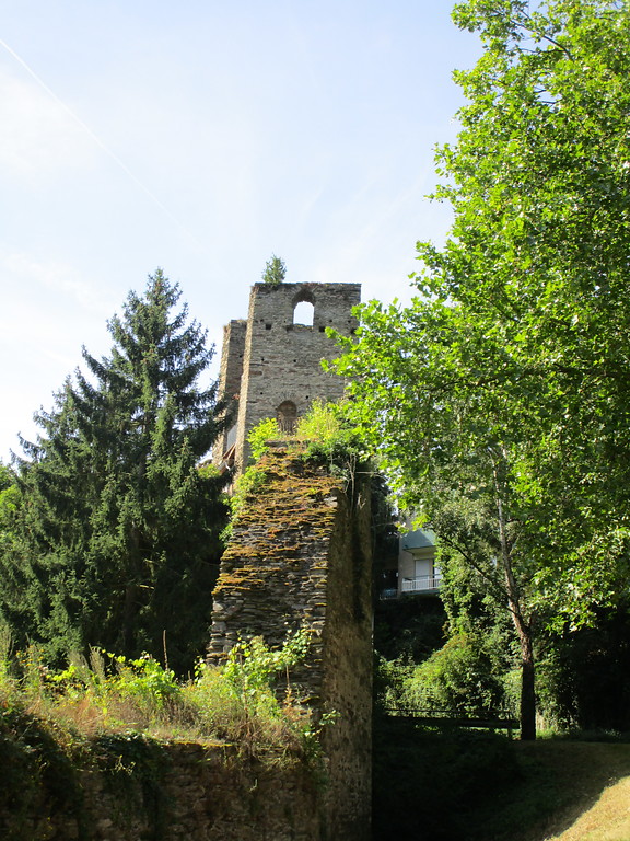 Felsenturm in Oberwesel (2016). Der Felsenturm ist Teil des Stadtbefestigung von Oberwesel und wurde um 1330 auf einem etwa 5 Meter hohen Felssockel errichtet.