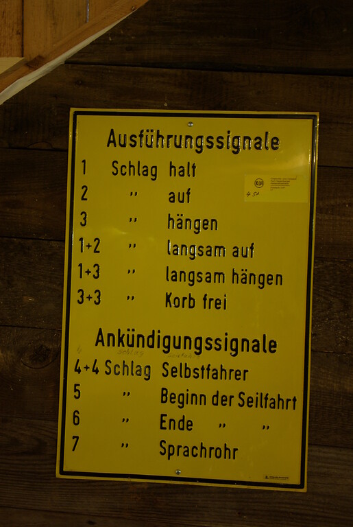 Blechschild im Grubengebäude Riegelstein (2008).