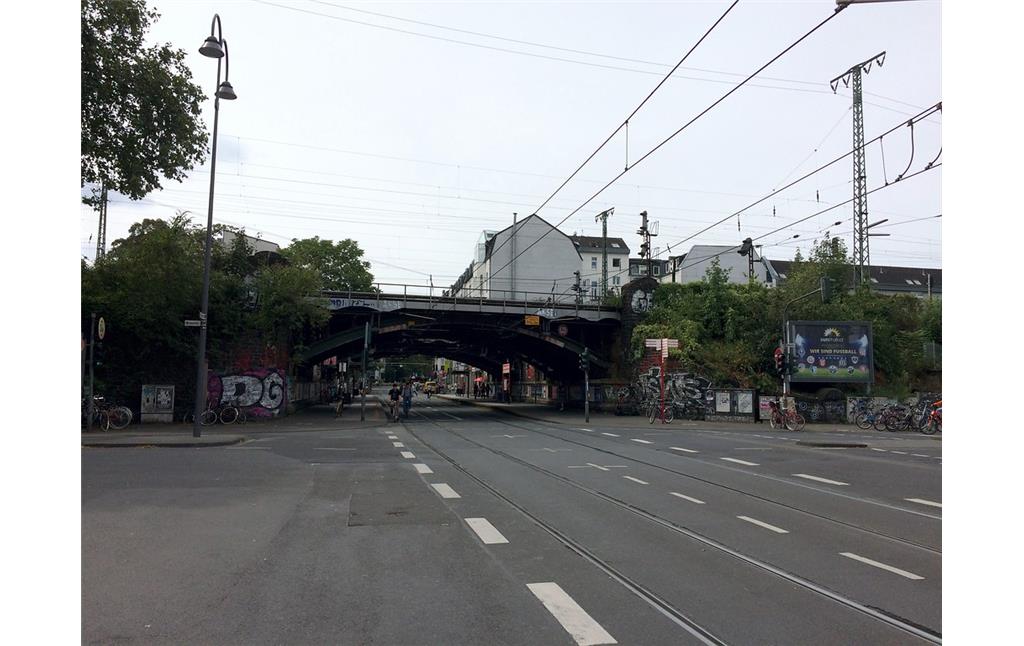 Brücke der Eisenbahnstrecke Köln-Bonn-Koblenz am Bahnhof Köln-Süd, Ansicht von Osten (2019) mit der die Brücke unterquerenden Zülpicher Straße.