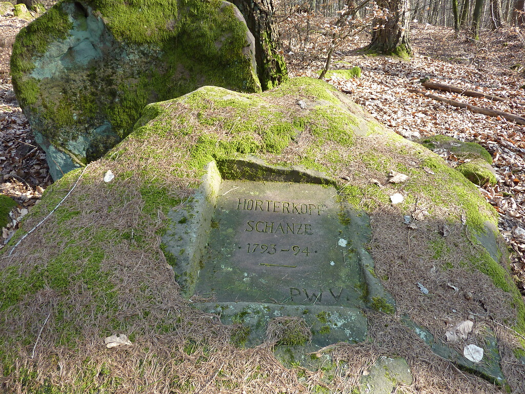 Ritterstein Nr. 145 Horterkopf Schanze 1793-94 nordwestlich von Waldleiningen (2014)