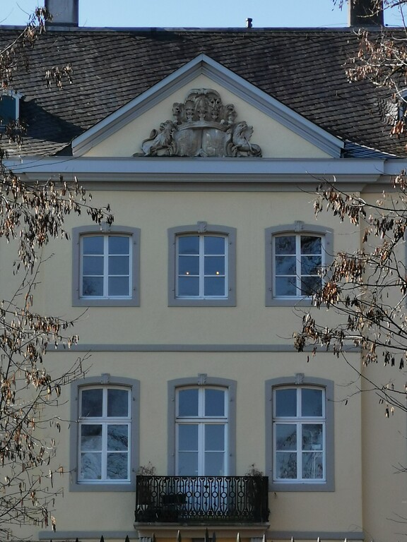 Blick auf die zur Schweppenburgstraße zeigende Eingangsseite des Herrenhauses Graue Burg in Bornheim-Sechtem (2021), im Bild der Dreiecksgiebel mit dem Wappen von Heinrich von Monschau.