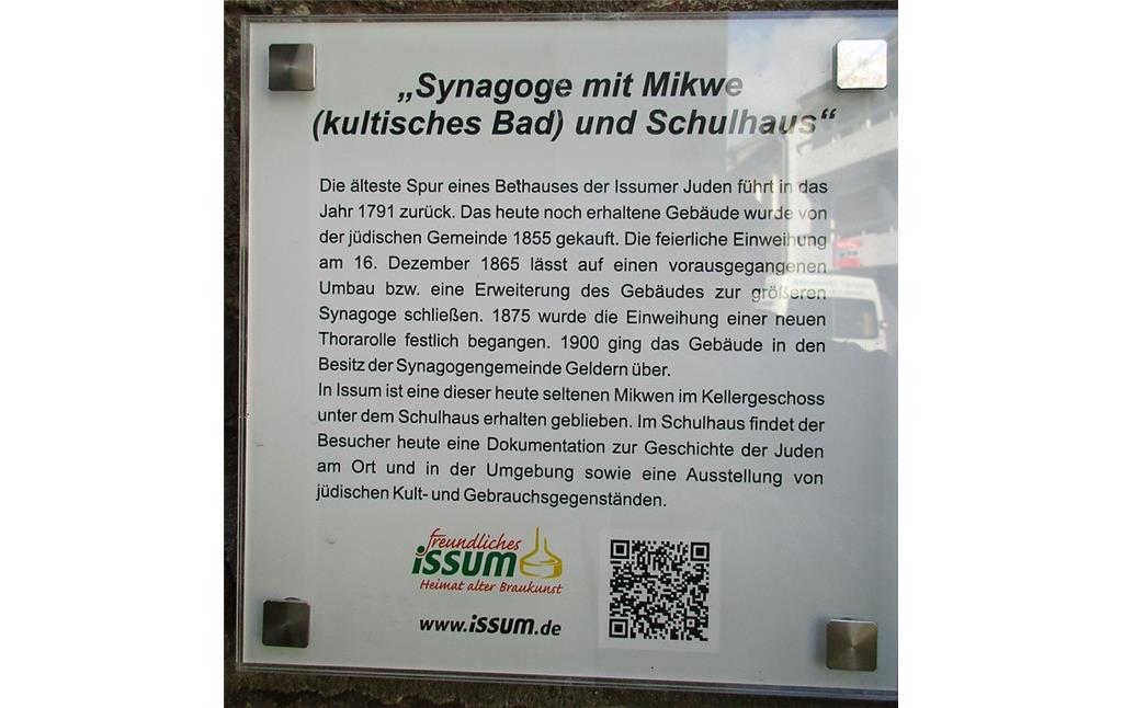 Informations- und Hinweisschild an der ehemaligen Synagoge mit jüdischer Mikwe (Ritualbad) und Schulhaus, heute Gedenkstätte in der Kapellener Straße in Issum (2016).