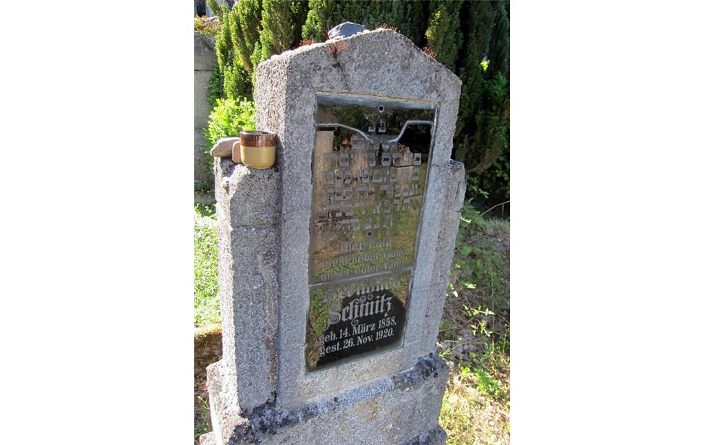 Grabstein des Bernhard Schmitz, gestorben 1920, auf dem neuen jüdischen Friedhof Kelberger Straße in Cochem (2015).