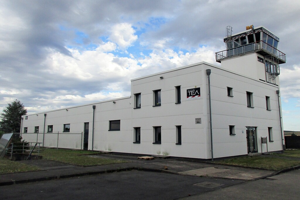 Heute von dem Unternehmen "Test Event Area" genutzte Betriebsgebäude mit dem Tower des früheren Heeresflugplatzes Mendig (2020).