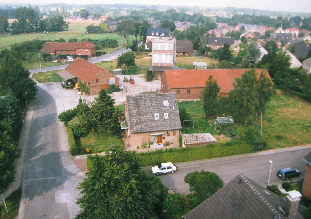 Aufnahme von einem Kran herunter auf die Gahlener Genossenschaft (1999). Man sieht einzelne Werksgebäude und Maschinen, aber auch die umliegenden Wohnhäuser.
