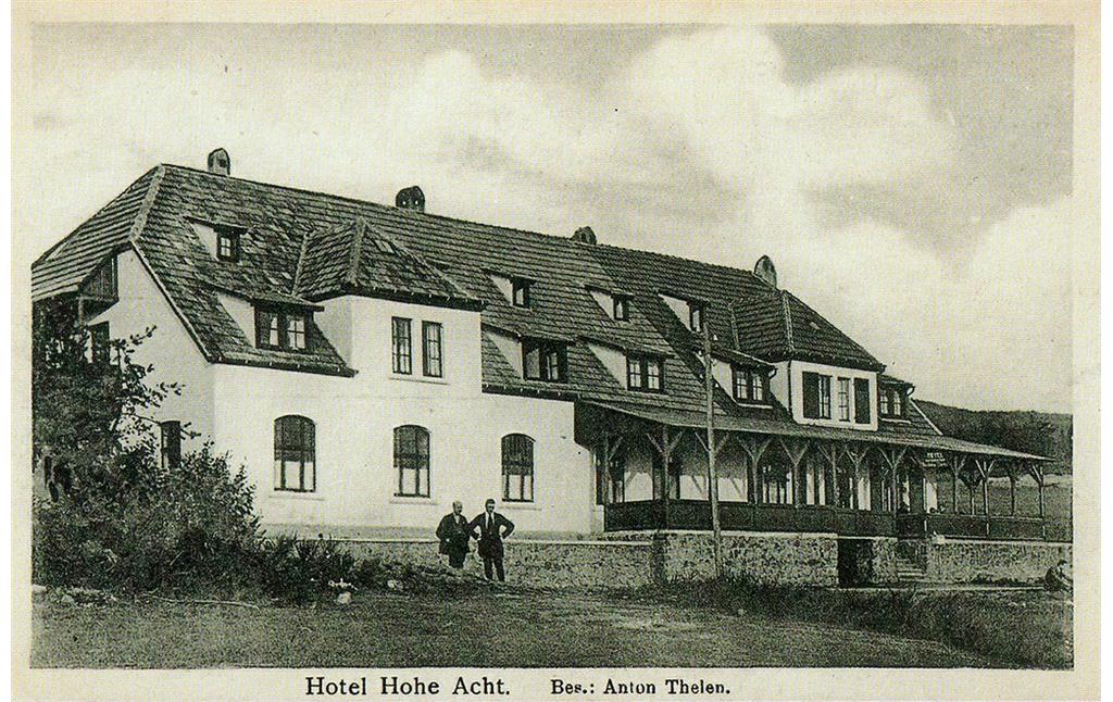 Historische Ansichtskarte (wohl erste Hälfte des 20. Jahrhunderts): Das Hotel "Hohe Acht" am Fuß des gleichnamigen Bergs in der Eifel.
