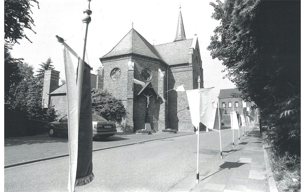 Fahnen vor der Pfarrkirche St. Hubertus in Etzweiler in den 1990er Jahren.