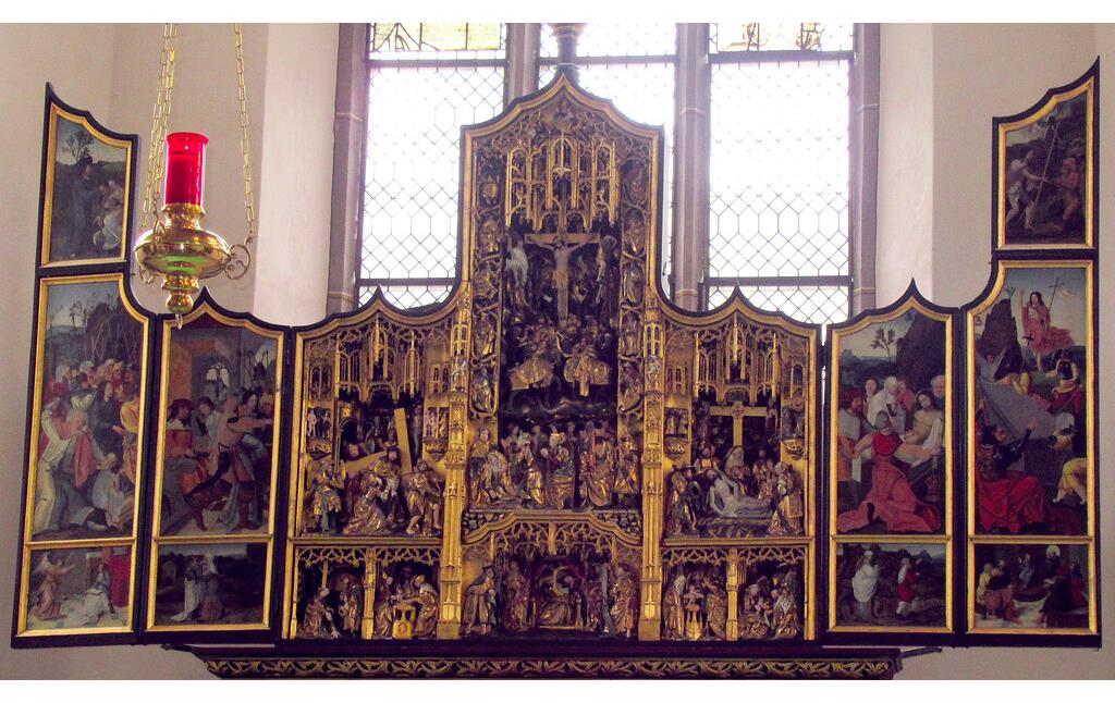 Der Aufbau des Antwerpener Schnitzaltars von um 1481/1525 in der katholischen Pfarrkirche St. Michael in Zell-Merl (2020).