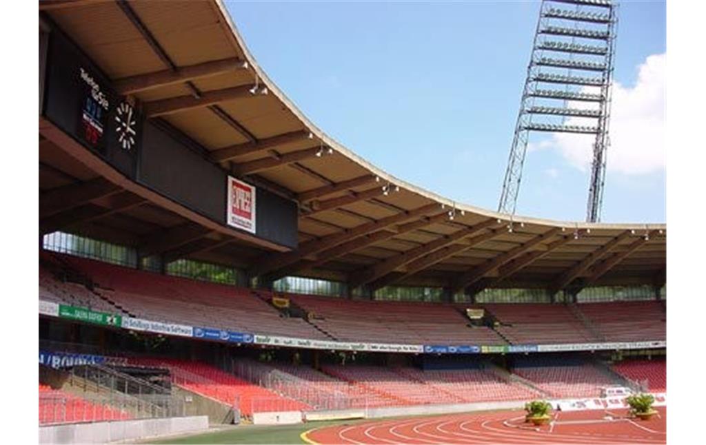 Tribüne und Flutlichtmast im früheren Müngersdorfer Stadion in Köln vor dem 2004 abgeschlossenen Umbau zum "RheinEnergieStadion".