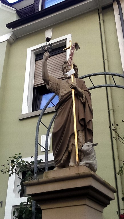 Die Figur von Johannes dem Täufer auf dem Johannesbrunnen in der Corraystraße in Zell an der Mosel (2015).