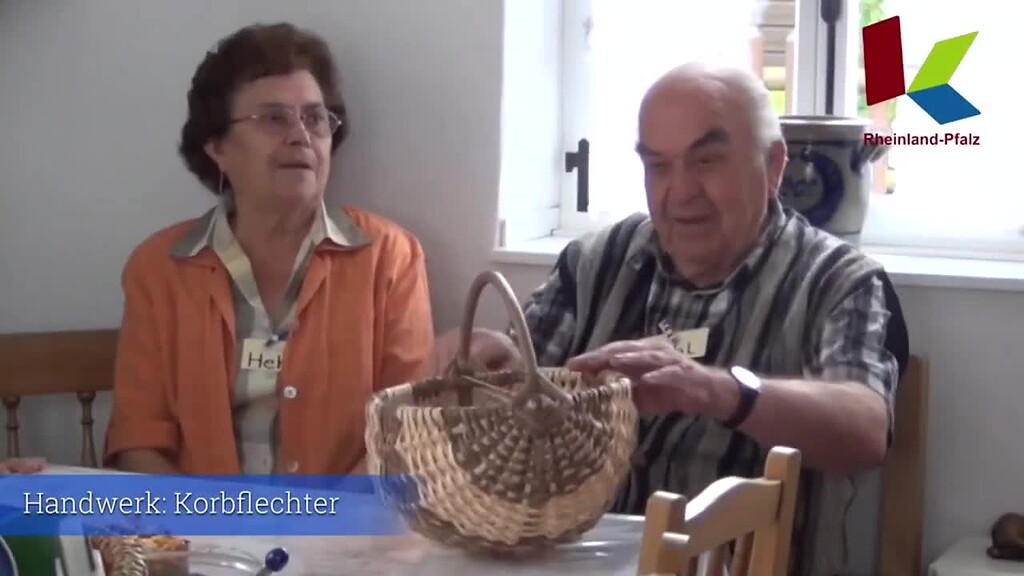 In diesem Video erklärt Toni Hehl, pensionierter Korbmacher, das Handwerk der Korbmacherei (2012)