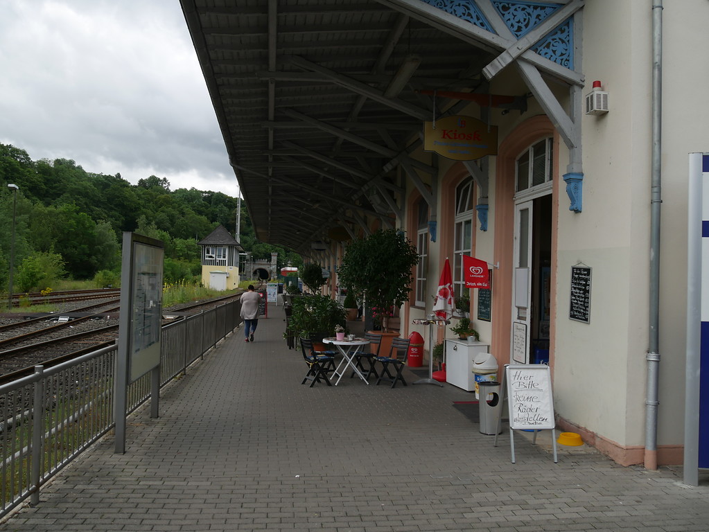 Bahnsteig am Hauptgebäude des Bahnhofs Weilburg (2017)