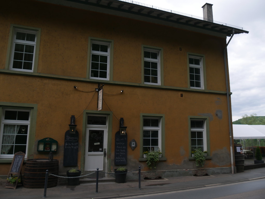 Nordseite des Hauptgebäudes des Bahnhofs Aumenau in Villmar-Aumenau (2017)
