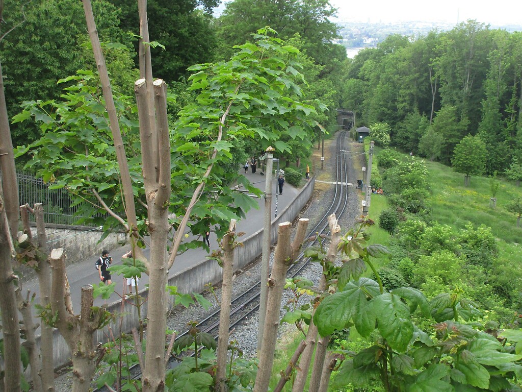 Blick auf die Gleise der Drachenfelsbahn an der Vorburg des Schlosses Drachenburg im Siebengebirge (2020).