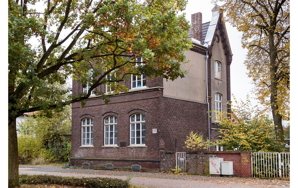 Das alte Schulhaus der Volksschule in Köln-Volkhoven (2016). Das Gebäude wurde am 1. Juli 1980 unter der Nummer 517 in die Liste der Kölner Baudenkmäler aufgenommen.