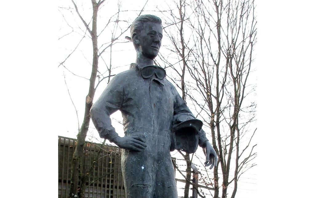 Die Bronzestatue des Rennfahrers Wolfgang "Taffy" Graf Berghe von Trips (1928-1961) am zu Ehren des tödlich verunglückten Motorsportlers errichteten Denkmals am Nürburgring (2020).