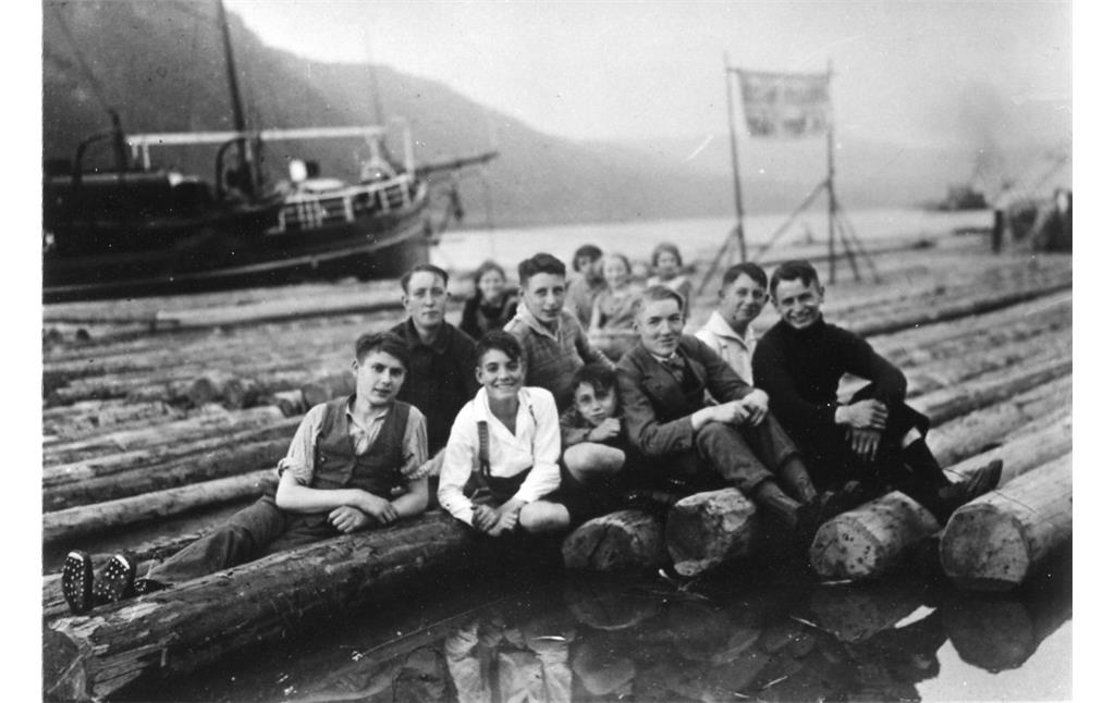 Junge Kamp-Bornhofener posieren auf einem Rheinfloß (1930er Jahre)