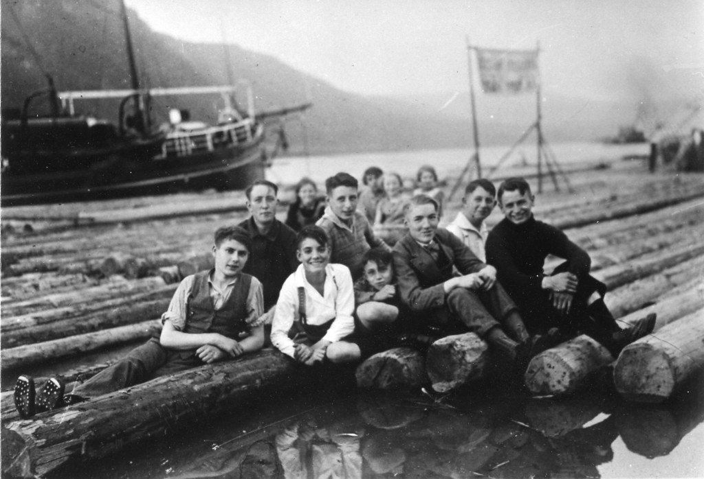 Junge Kamp-Bornhofener posieren auf einem Rheinfloß (1930er Jahre)