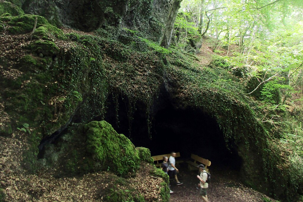 Der Eingang zur Genoveva-Höhle am Berg Hochstein bei Ettringen im Landkreis Mayen-Koblenz (2020).