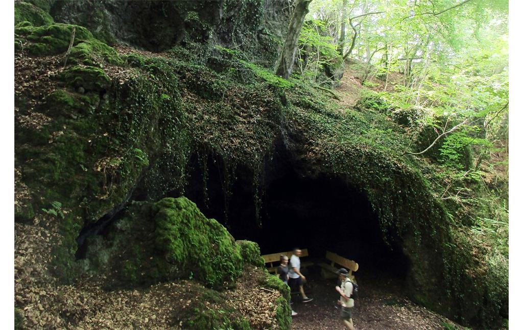 Der Eingang zur Genoveva-Höhle am Berg Hochstein bei Ettringen im Landkreis Mayen-Koblenz (2020).