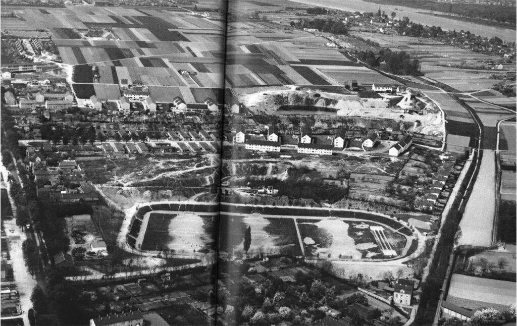 Undatierte Luftaufnahme des Jahn-Sportplatzes (auch Kölnplatz oder "Kölle-Platz") in der Bonner Nordstadt. Das Bild ist aufgrund der noch nicht bebauten Jahnstraße südlich der Anlage (ab 1978 Am Nordpark) auf vor 1956 zu datieren.