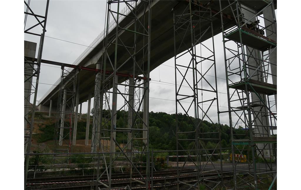 Rückbau der alten Lahntalbrücke bei Limburg. Die neue Brücke durchzieht das Bild (2017).