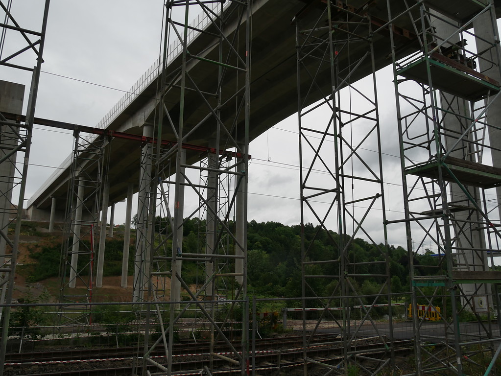 Rückbau der alten Lahntalbrücke bei Limburg. Die neue Brücke durchzieht das Bild (2017).