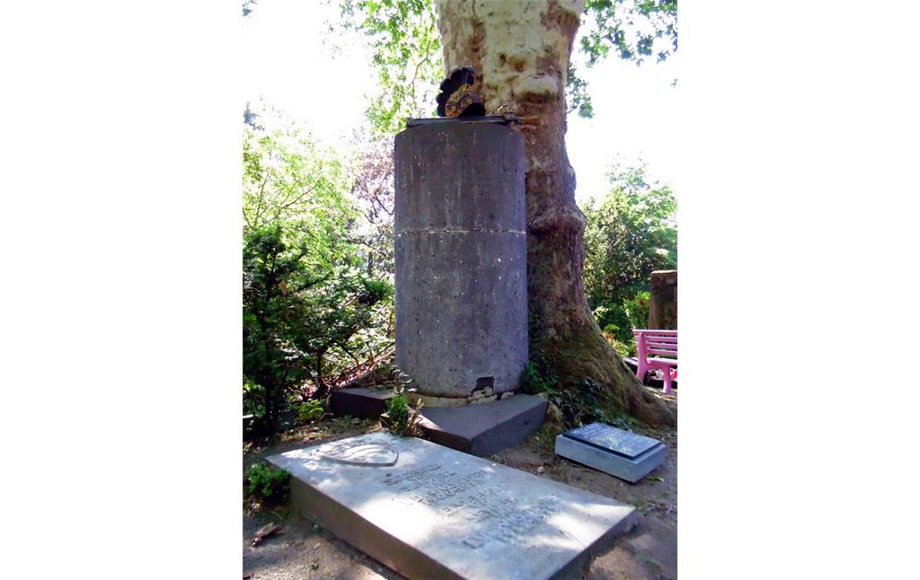 Das Grab des preußischen Generalmajors Florian Freiherr von Seydlitz befindet sich auf dem Melatenfriedhof in Köln-Lindenthal (2020). Die Grabinschrift auf dem massiven Zylinder aus Beton ist stark verwittert und kaum noch lesbar.