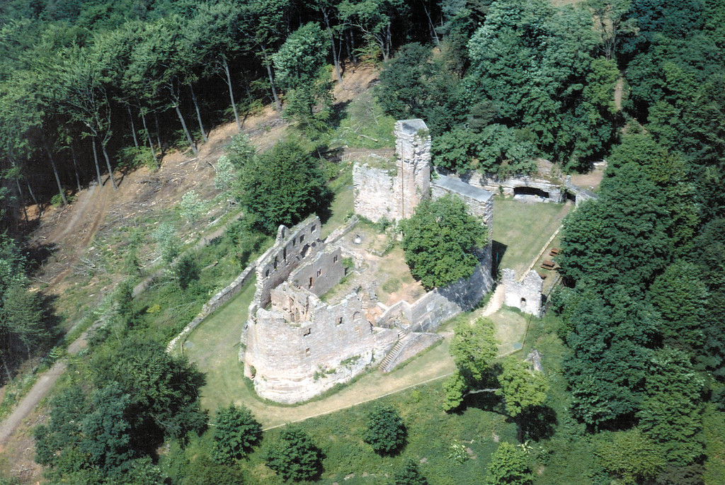 Luftbildaufnahme der Burg Hohenecken auf dem Schloßberg bei Kaiserslautern. Blick von Südwesten auf die Anlage (2008).