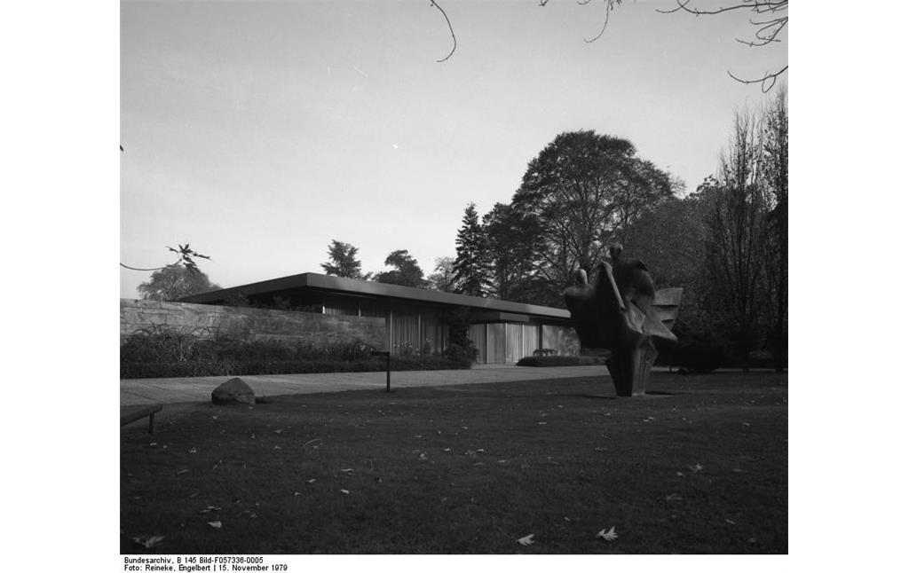 Außenansicht des Kanzlerbungalows am ehemaligen Bonner Sitz des Bundeskanzlers mit der Skulptur "Figurenbaum" von Bernhard Heiliger (1979)