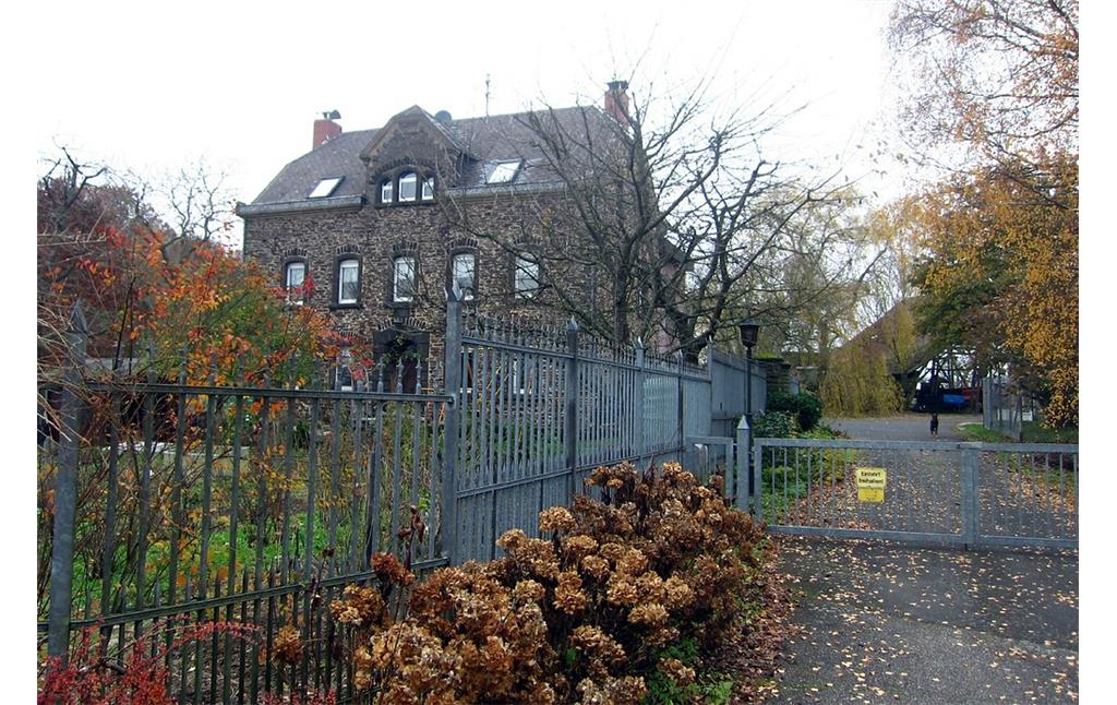 Das Wohngebäude und die Einfahrt zum Schuwerackerhof auf dem Cochem-Conder Berg (2012).