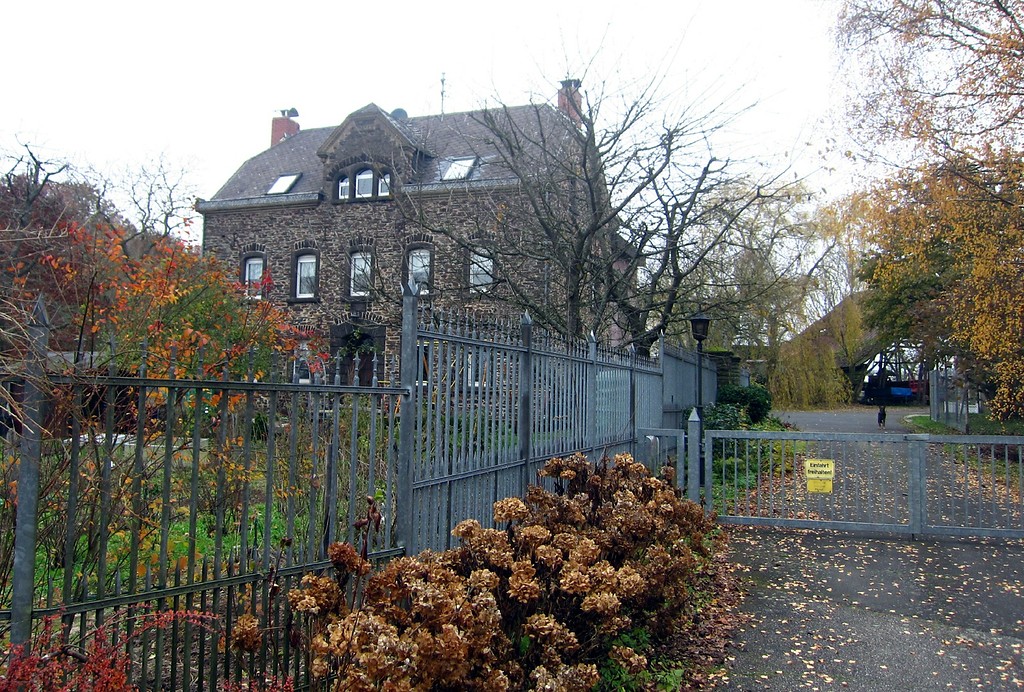 Das Wohngebäude und die Einfahrt zum Schuwerackerhof auf dem Cochem-Conder Berg (2012).