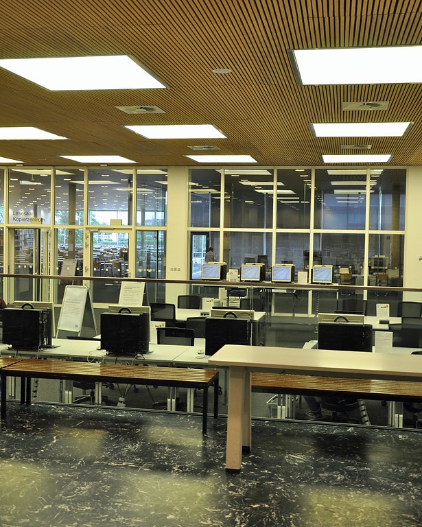 Blick vom Eingangsbereich in den mit Service-PCs ausgestatteten Benutzerraum sowie in den dahinterliegenden Lesesaal der Universitäts- und Landesbibliothek Bonn (2017)