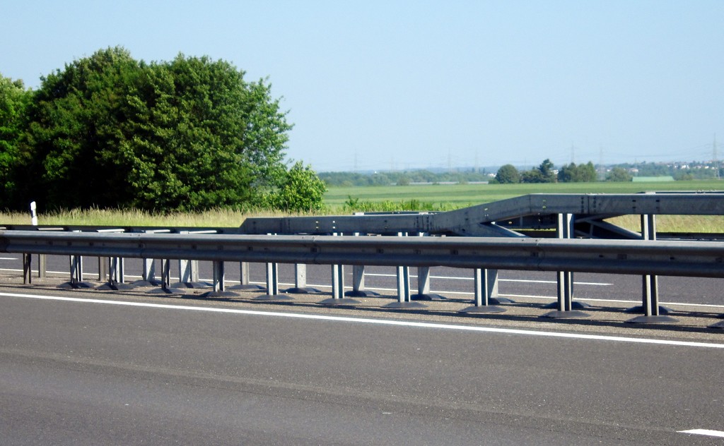 Im Alarmfall rasch demontierbare Leitplanken im Bereich des früheren Autobahn-Behelfsflugplatzes (militärischer Notlandeplatz) am Meckenheimer Kreuz auf der Bundesautobahn A 61 (2015).
