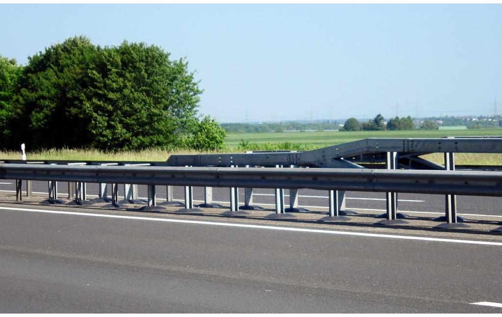 Im Alarmfall rasch demontierbare Leitplanken im Bereich des früheren Autobahn-Behelfsflugplatzes (militärischer Notlandeplatz) am Meckenheimer Kreuz auf der Bundesautobahn A 61 (2015).