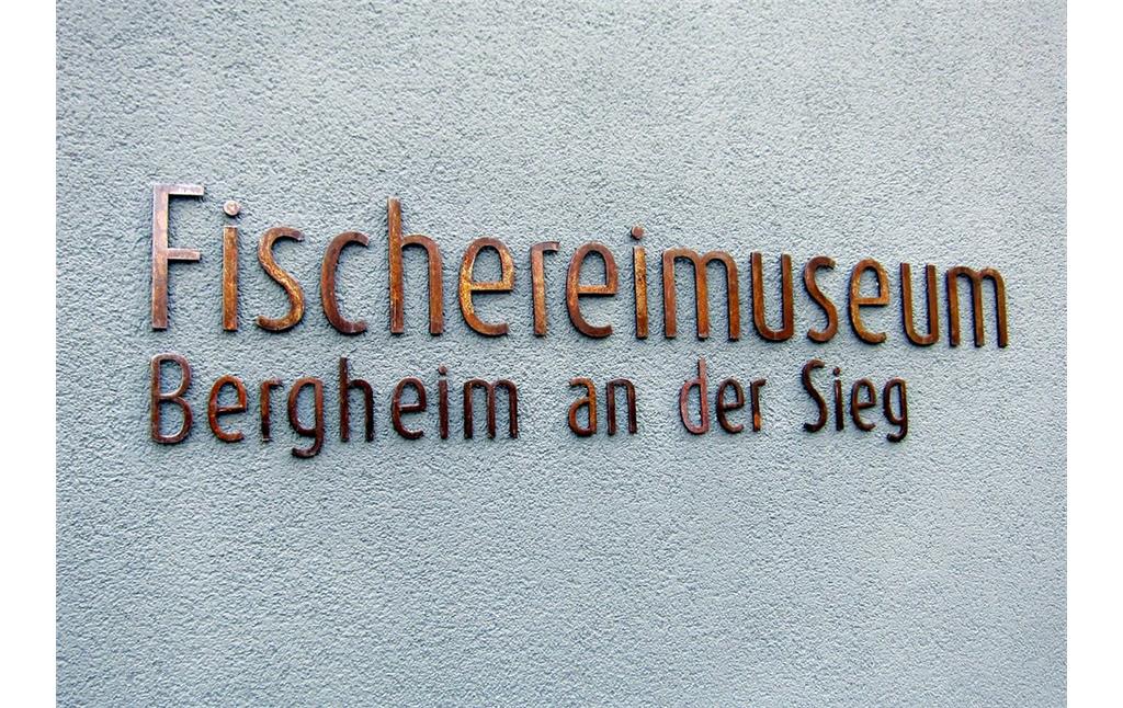 Schriftzug "Fischereimuseum Bergheim an der Sieg" am Fischereimuseum in Troisdorf-Bergheim (2013).
